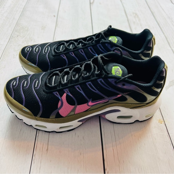 Nike Air Max Plus Black Purple Pink DX3093-001 Running Shoes - Picture 2 of 10